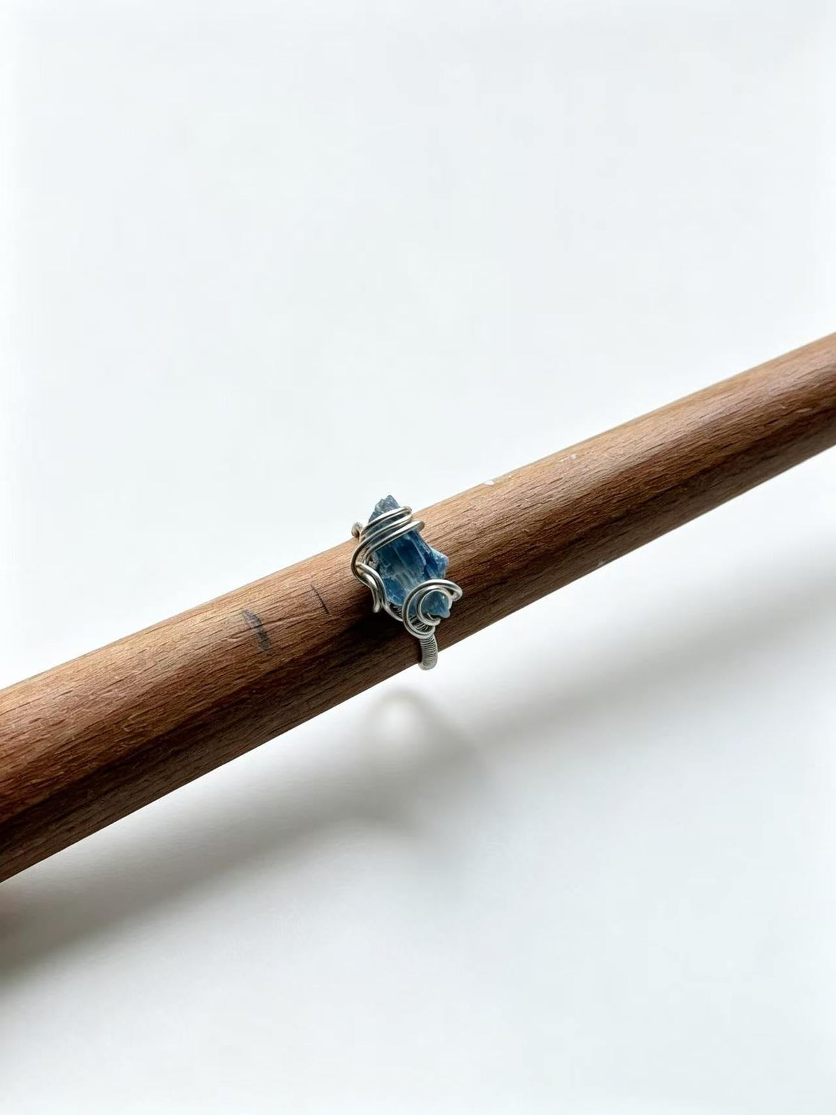 Wire-wrapped jewellery and workshop examples at O&E Art Craft Studio